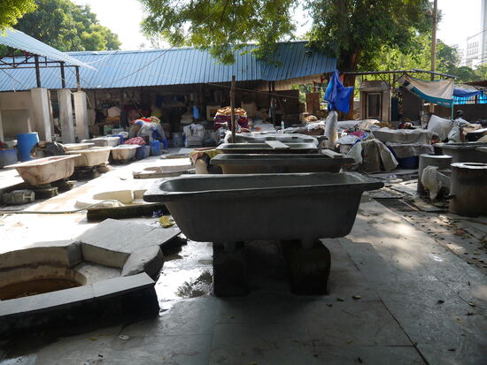 Es gibt einige Waschmaschinen, aber viel wird noch von Hand gewaschen. Eine sehr anstrengende Arbeit.