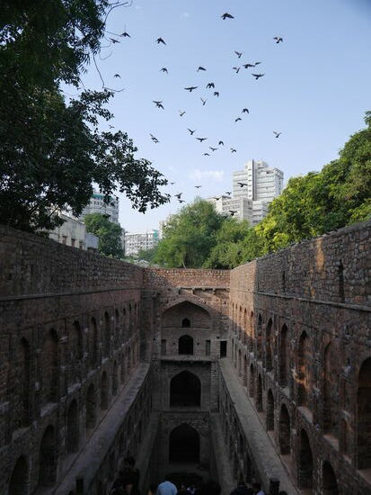 Ein alter indischer Stufenbrunnen, Wasserversorgung aus alten Zeiten. Den "Baolis" liegt ein ausgeklügeltes System zu Grunde.
