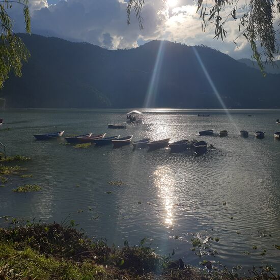 Pokhara Lakeside: Touristische Party- und Fressmeile. (Gegenüber)