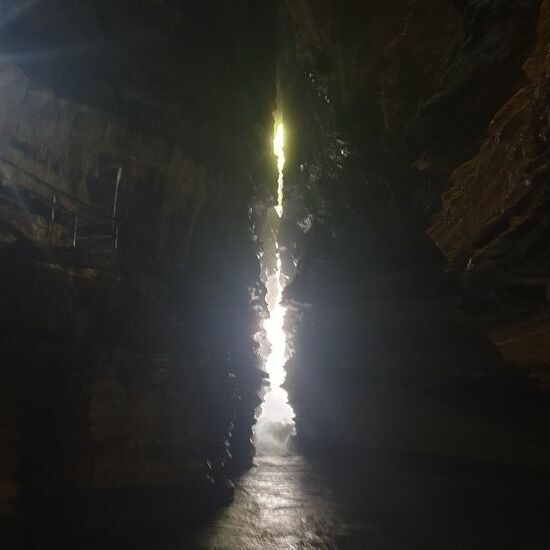 Durch diese enge Gasse muss er kommen! Das dröhnen des Wassers erfüllt die ganze Höhle, das Wasser schießt durch den schmalen Spalt ins Innere.