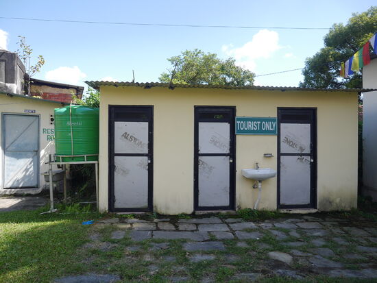 Es kommen wohl einige Touristen ins Flüchtlingcamp. Hier ist die Zwei-Klassen Gesellschaft wieder Realität.