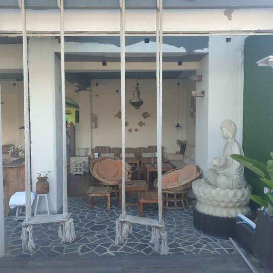 Am Pool hängen ein paar Schaukeln, aber so tief, dass es für Erwachsenen nicht lohnt. Schade.