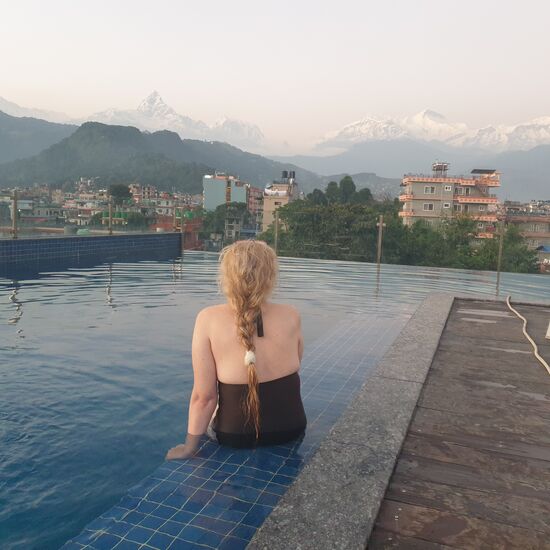 Abends im Pool im Schatten des Himalaya. Da fiel uns nur ein Wort ein: dekadent. Aber auch ein einmaliges (?) Erlebnis. Für die Wasserratte Ines ein absolutes Fest!