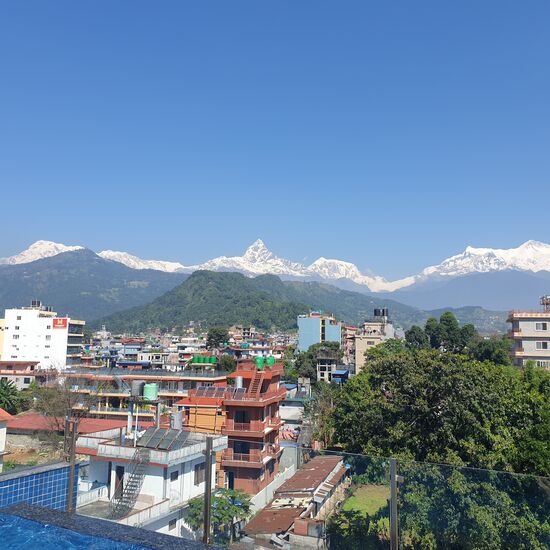Morgens die perfekte Sicht aufs Annapurna-Massiv. Die Ansicht ist uns in den letzten Tagen so vertraut geworden.