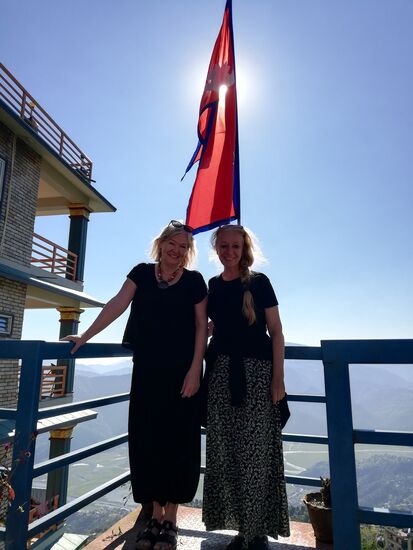 Natürlich gibt es hier in den Bergen einige Aussichtspunkte. Dieser sogar mit der Nepalesischen Flagge, die als einzige der Welt nicht rechteckig ist.