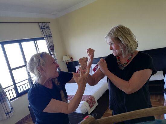 Wilder Kampf um das Kingsize-Bett. Diesmal hat Maritta gewonnen, das letzte hatte Ines.