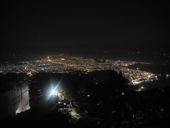 Uns zu Füßen liegt diesmal Pokhara