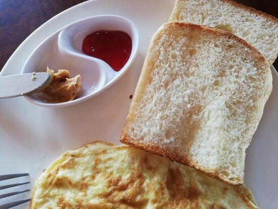 Kleines Frühstück nach dem Aufstieg: Erdnussbutter, Ei und Toast. Ach ja, und Tee bzw. Instantkaffee..