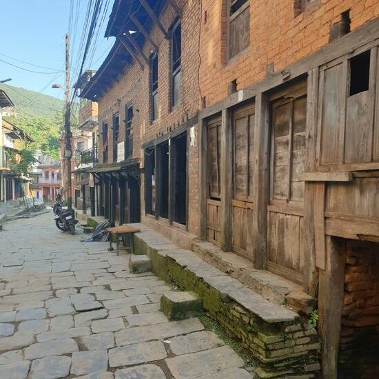 Viele Fassaden, Türen und Fenster sind in Bandipur aus Holz.