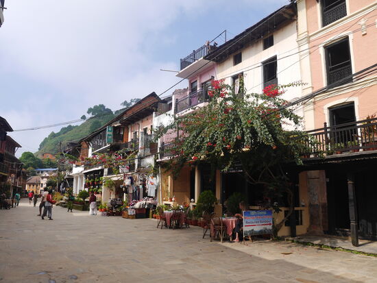 Cafes und Restaurants. Ein paar Shops und Travellerläden. Das ist schon alles.