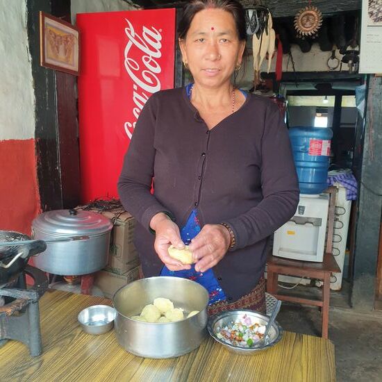 Gerade werden die gefüllten Kroketten zubereitet. Eine Köstlichkeit zwischendurch. Kartoffelteig gefüllt mit Zwiebeln und Bohnen, in siedendem Fett ausgebacken: