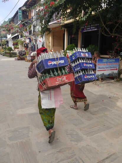 Gerade in Bandipur wird viel mit Womenpower bewegt. Da das Dorf autofrei ist muss alles getragen werden. Sogar die One-Man-Müllabfuhr funktioniert hier so.