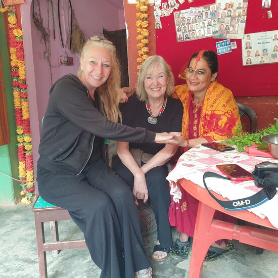 Maritta ist in Nepal so gut angekommen! Ständig mußte man warten, weil wieder jemand ein Selfie mit ihr machen wollte. Hier sind wir nun mal beide gefragt.