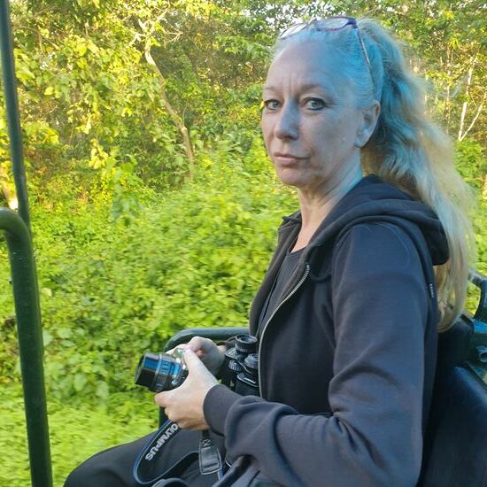 Morgens im Jeep. Wir hatten die vordersten Plätze. Nie ohne Binokular und Kamera unterwegs.