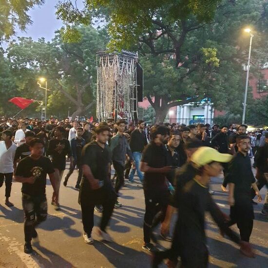 Auf dem Rückweg zum Hotel geraten wir in eine Demonstration. Hauptsächlich Männer, alle schwarz gekleidet, die unfaßber laut die Straße überschwemmen. Es geht um Religion, Todestage und Minderheiten. Mehr haben wir nicht herausfinden können. Beängstigend nach der Ruhe im Tempel.