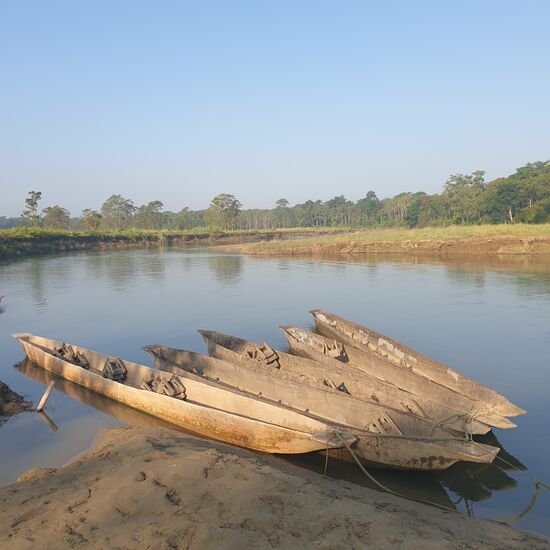 Kleine Holzschemel bieten einen gewissen Komfort im Boot.