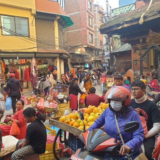 Kurz bevor das Fest seinen Höhepunkt erreicht sind die Straßen voll mit Menschen.