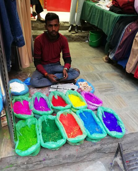 Das Farbpulver, das das Hauptbestandteil der Rangoli ist bekommt man an diesem Tag überall.