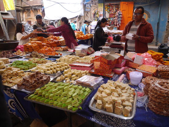 Spezielle Süßigkeiten gehören zum Diwali. Überall gibt es Stände, die sie anbieten.