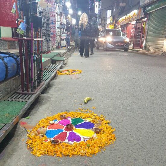 In vielen Rangoli finden sich Bananen, in denen Räucherstäbchen stecken.
