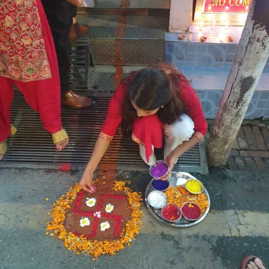 Das "Swastikakreuz" ist ein uraltes Glückssymbol. Es wurde in Deutschland als "Hakenkreuz" missbraucht und wird auch nur hier falsch verstanden.