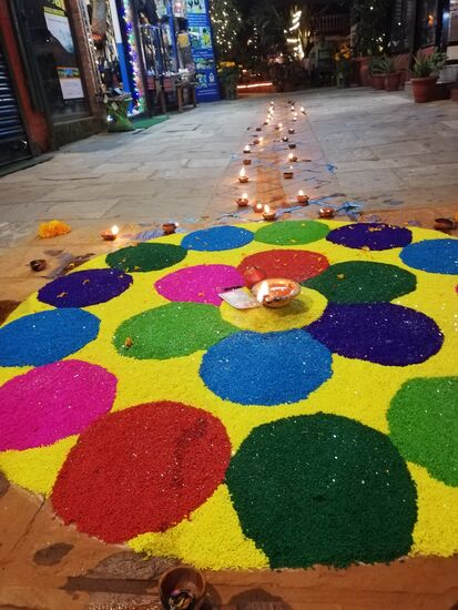 Lichter leiten die Göttin ins Innere. Sie soll Glück und Wohlstand mitbringen.