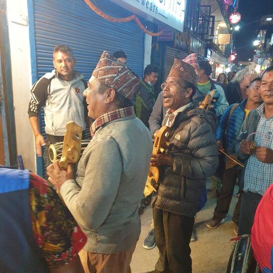 Musikgruppen und Gruppen von Tänzerinnen ziehen durch das Viertel und fordern von den Shopbesitzern einen Obolus.