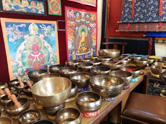 Wir haben unseren Shop für die Klangschalen gefunden. Immer weiter in den Vordergrund rücken Geschenke und Mitbringsel, die noch besorgt werden müssen.