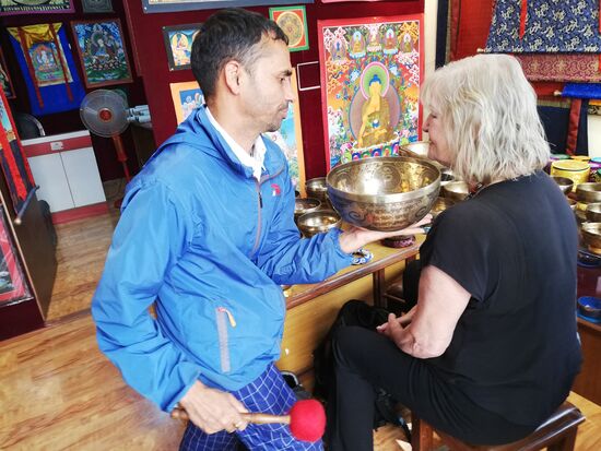 Klangschalenprobe. Welche soll es sein?  Eine zum anschlagen oder schwingen? Eine mit Gravur oder ohne? Maschinell- oder Handgefertigt? Ein höherer oder tiefer Ton?