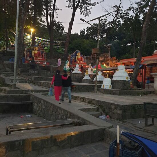 Der Weg nach unten ist stufig. und es wird schon dunkel.