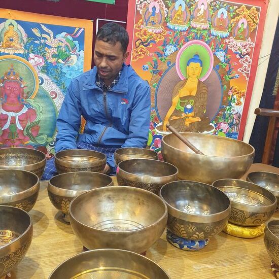 Heute sind wir losgezogen um den Deal mit den Klangschalen klar zu machen.