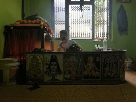 Die Vorbereitungen mit Licht und Kräutern.