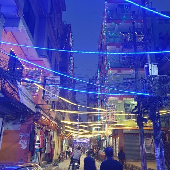 Das Dewali Fest wird mt vielen Lichtern gefeiert. Die meisten Gebäude und Straßen sind mit Lichterketten geschmückt