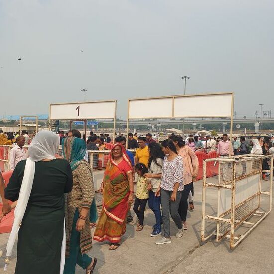 Die Einlasskontrollen am Tempel sind genau so streng und aufwändig wie auf dem Flughafen. Handtaschen; Kameras und Handies mitzunehmen ist verboten.
Fotografieren nicht erlaubt. Deswegen hier leider keine Fotos.
Personenkontrollen nach Geschlechtern getrennt