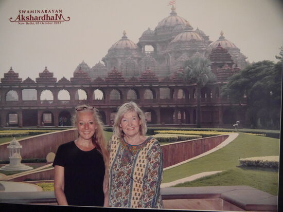 Für 700 Rupien kann man sich vor dem Tempel fotografieren lassen. Wir haben Spaß dran!