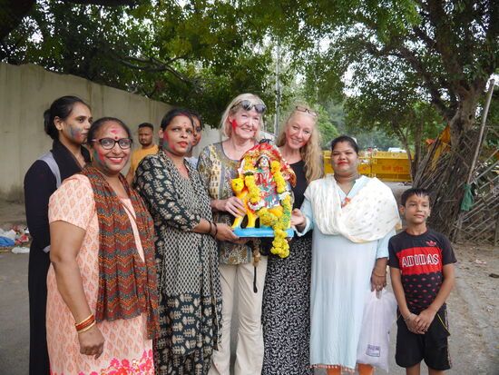 Natürlich geht so ein hinduistisches Fest nicht ohne Farbpulver ab. Wir werden gleich integriert.