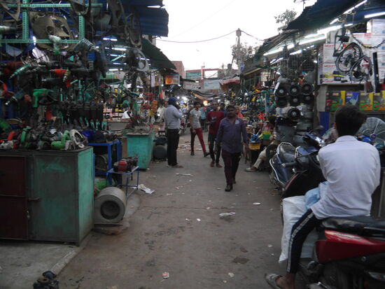 Lust auf ein bißchen Shopping? Die Technik- und Motorenabteilung.