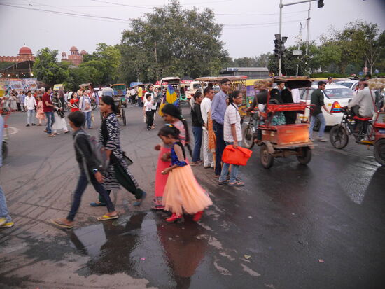 Vom Markt auf die Straße. Jetzt nur noch ein Tuktuk finden!
