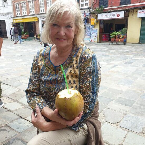 Kokussnuss- und Hängemattentesterin im Einsatz. "Mittel. Nicht süß genug." ihr Fazit.