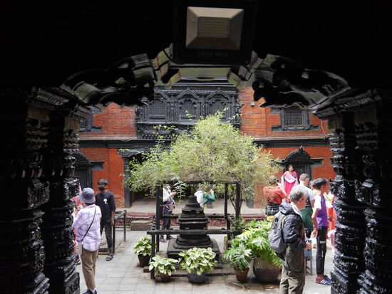 Der Palast der Kumari ist im Vergleich zum Königspalast gegenüber fast ein Spielzeughaus.