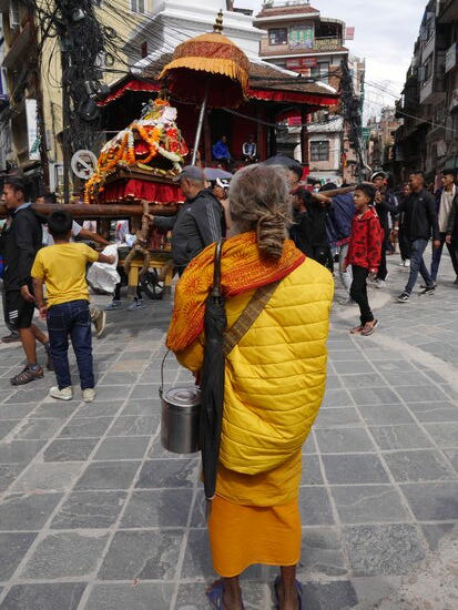 In unserem Veedel werden Schreine durch die Straßen getragen. Unter lausstarkem Singen und Getrommel.