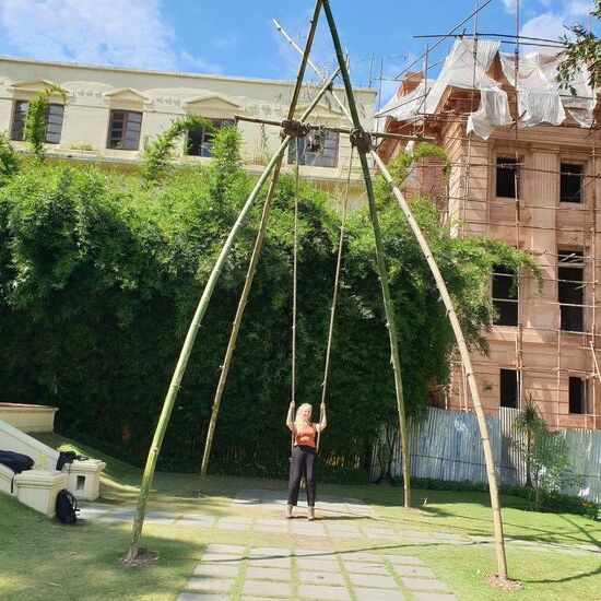 Die große Bambusschaukel ist schon für das Dashein Festival aufgestellt. Haben wir uns getraut?