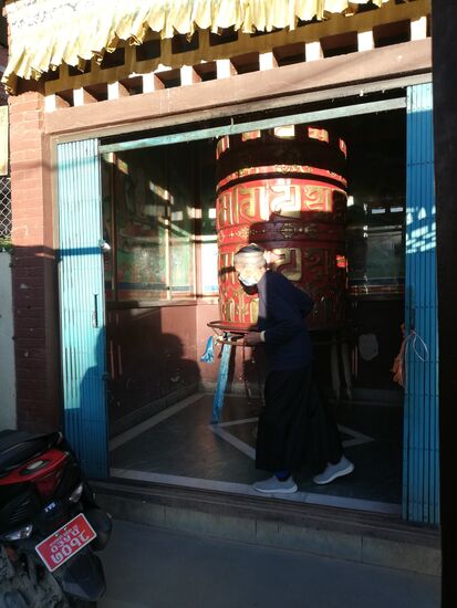 Auch die großen Gebetstrommeln sin ständig in Bewegung. Es gibt noch größere als diese, meist in winzigen Räumen. Konzentration.