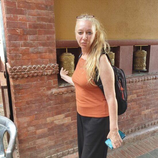 Gebetstrommeln werden im Uhrzeigersinn bewegt. Wie auch die Umrundung der Stupa. Es gibt niemenden, der gegen den Strom schwimmt.