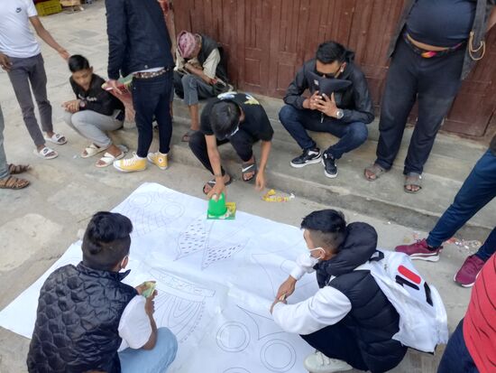 Uns kam es ein bißchen wir Roulette vor. Unter der grünen Schachtel befinden sich 5 große Würfel. Die Spieler werfen Geldscheine auf die Felder, wenn die Würfel gefallen, aber noch nicht aufgedeckt sind.