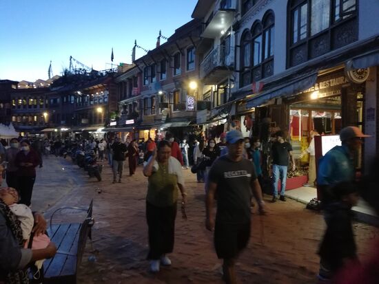 Geschäftiges Treiben an der Stupa.
