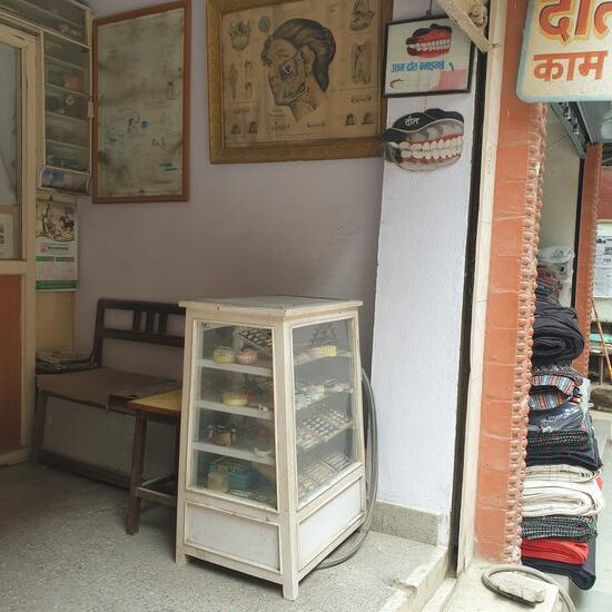 Welcome to the Doctor! Die handgemalten Schilder sind so schön, dass wir sie gerne gekauft hätten.