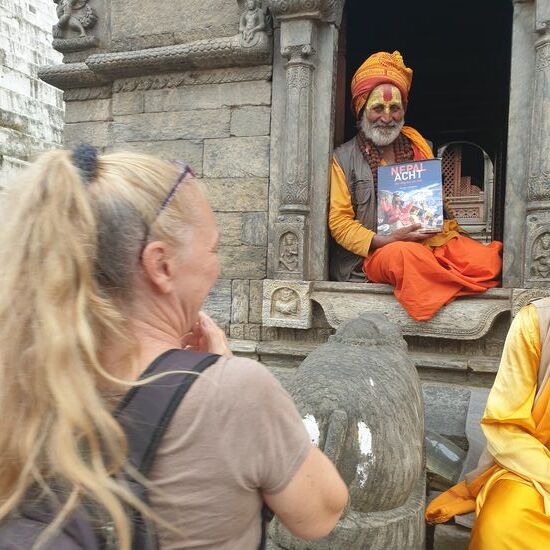 "Nepal Acht" ist bestimmt das einzige Buch, dass dieser Sadhu besitzt, aber er hütet es wie einen Schatz. Wir sind sicher, dass er es jedem Besucher zeigt, zumindest die Seite auf der ein großformatiges Foto von ihm abgedruckt ist. "Glogowski is my friend" behauptet er. Wir glauben ihm, obwohl das Foto etliche Lenze auf dem Buckel hat.