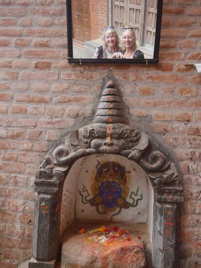 Kein Tempel, kein Schrein ohne Spiegel. Wir rätseln und spekulieren über deren Bedeutung und denken uns abstruse Dinge dabei aus. Leider ist die Auflösung ganz profan: das Tikka will wohl zwischen den Augen platziert werden.