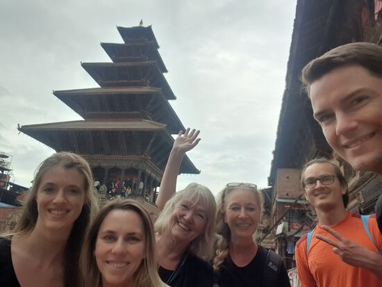 Wir haben im Hotel in Kathmandu eine Gruppe von 4 Deutschen kennen gelernt, die wir zufällig in Bhaktapur wiedertreffen. Und nicht nur hier, soviel sei schon einmal verraten, sondern auch ein paar Tage später in Pokhara. Wir mögen die 4 sehr gerne und leider trennen sich die Wege dann endgültig. Irgend jemand muss ja auch das Trekken übernehmen, dass WIR eher nicht machen werden! (Habt noch eine tolle Zeit, ihr Lieben!)